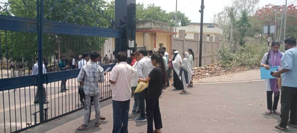 कड़ी सुरक्षा के बीच हुई नीट-यूजी की परीक्षा