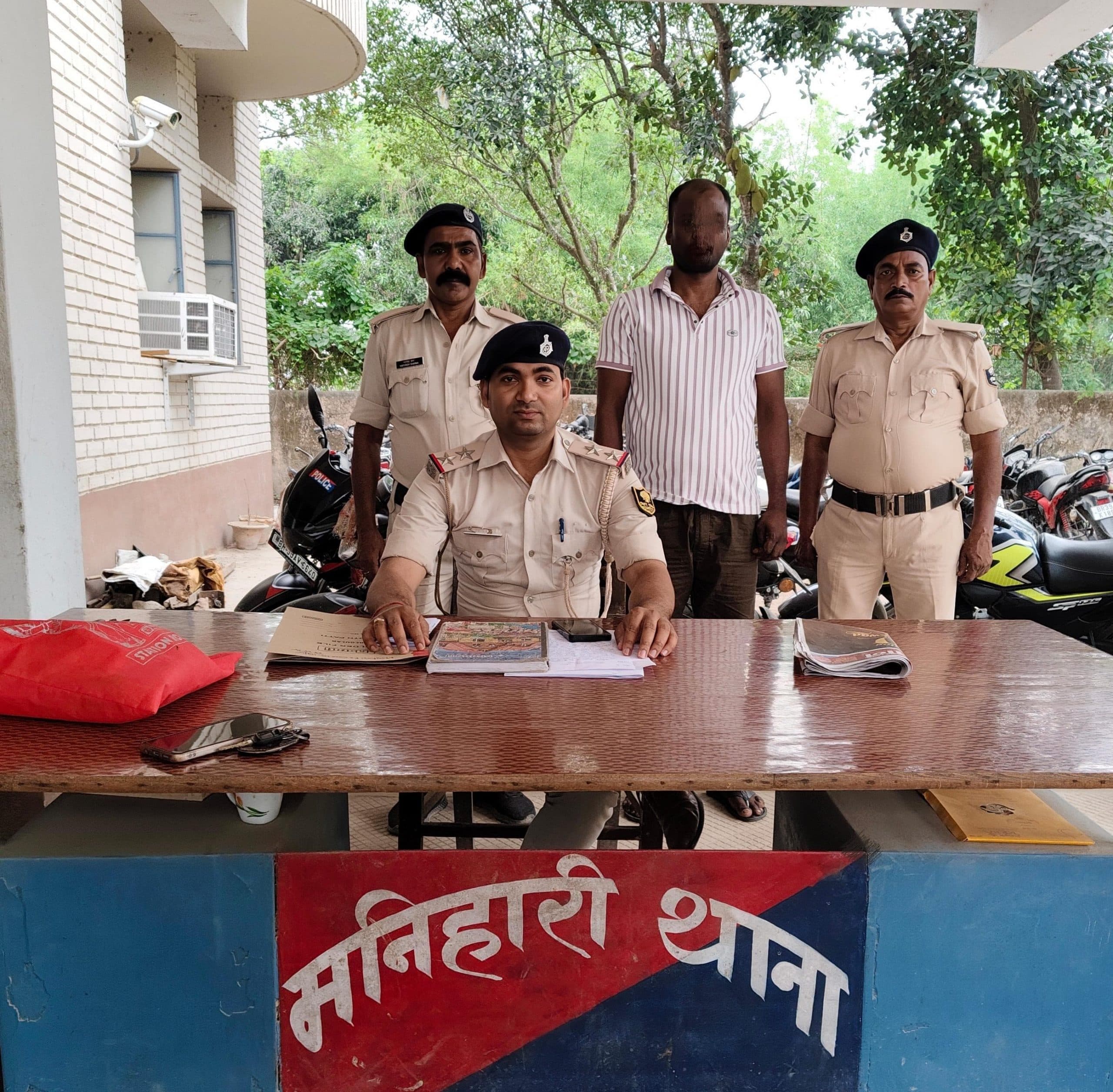 पुलिस ने वारंटी को किया गिरफ्तार