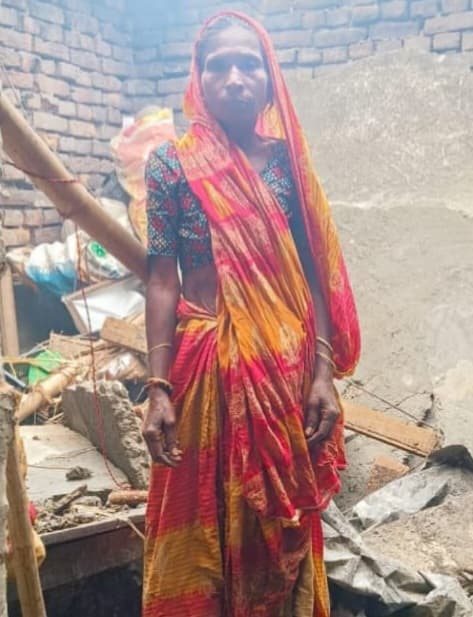 बारिश, तूफान में छत गिरकर हुआ ध्वस्त