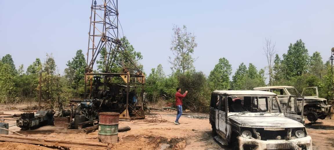 नक्सलियों ने आठ वाहनों को फूंका, मजदूर बंधक