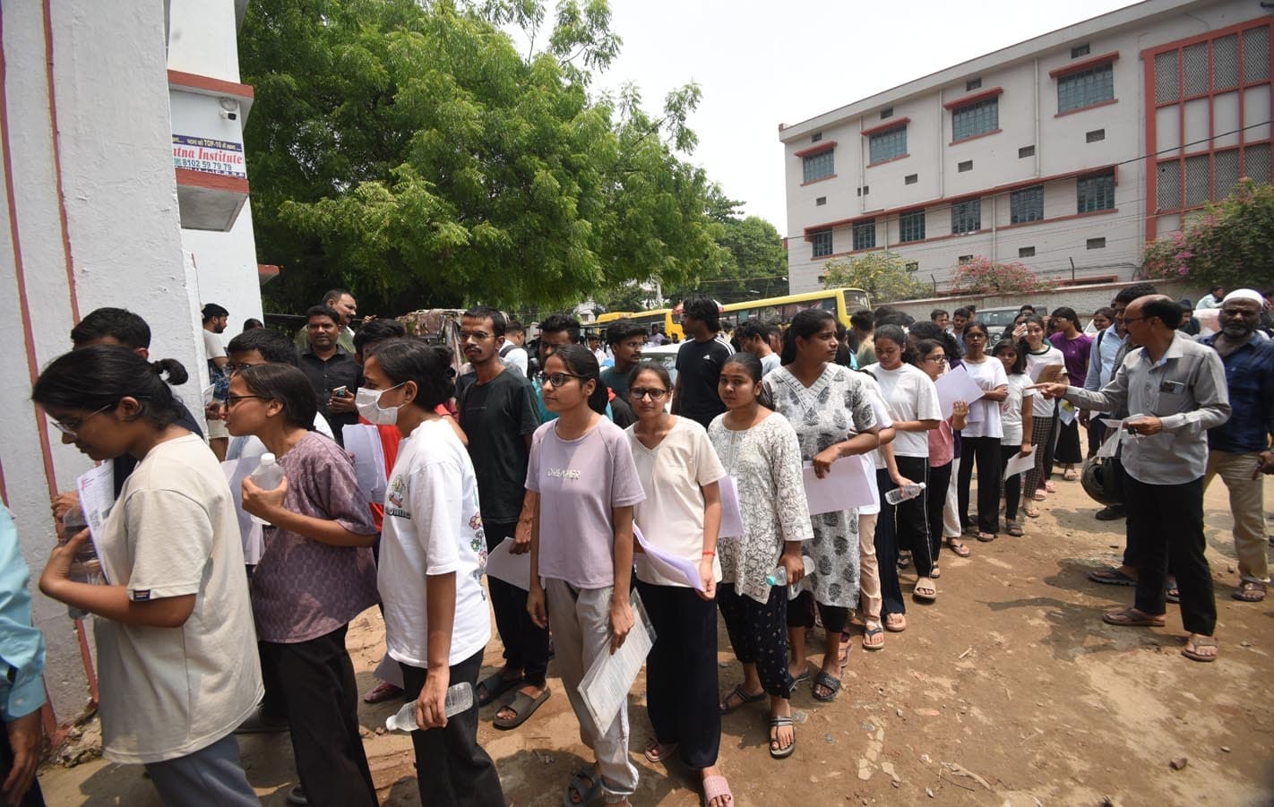 नीट यूजी : परीक्षा देकर निकले अभ्यर्थियों ने कहा-फिजिक्स व बायोलॉजी के प्रश्नों ने उलझाया