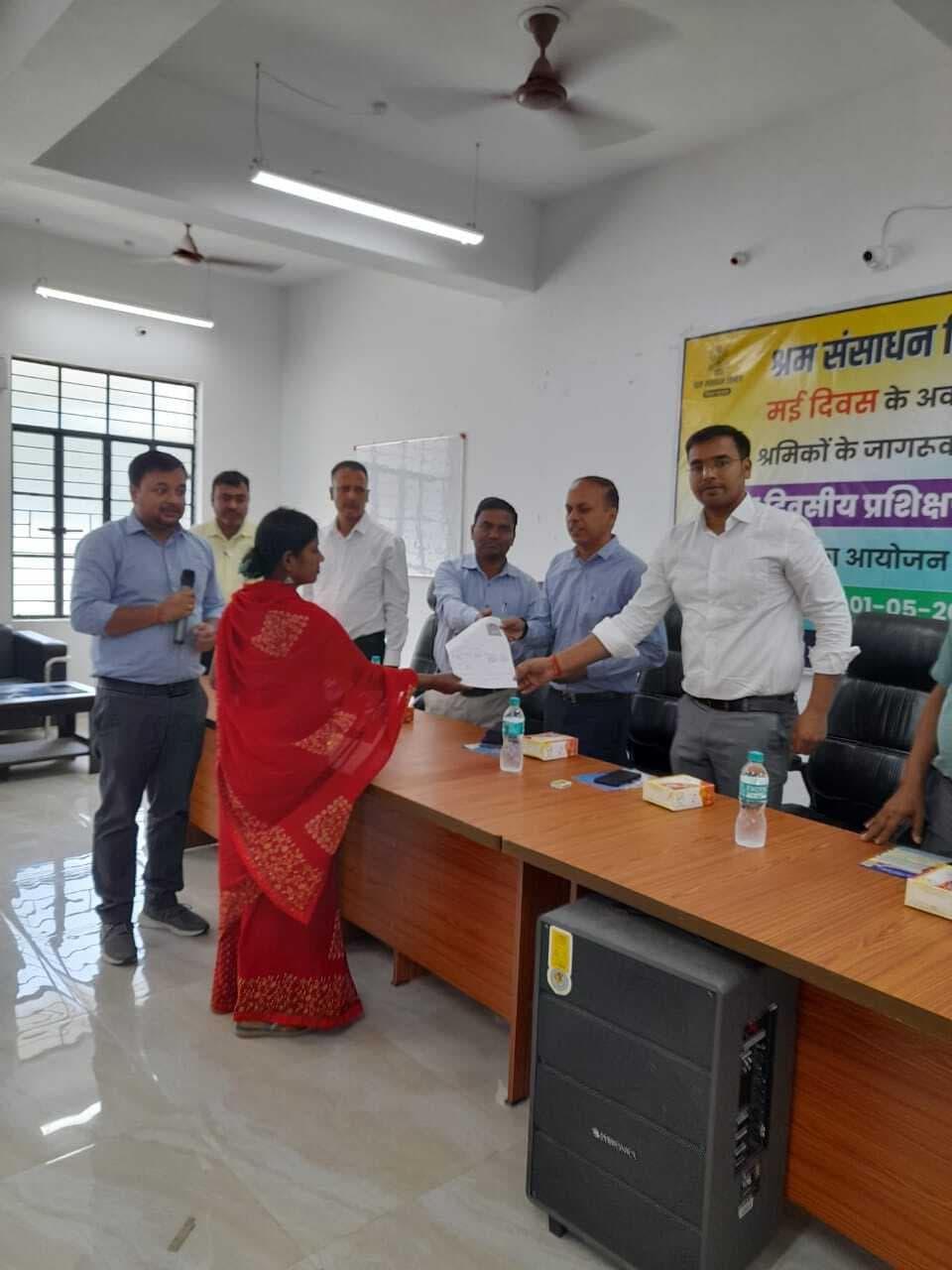 श्रमिकों के बीच लेबर कार्ड का वितरण