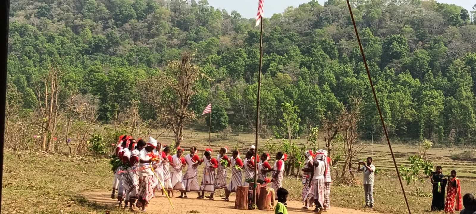 सरहुल मिलन समारोह का आयोजन, झूमे लोग