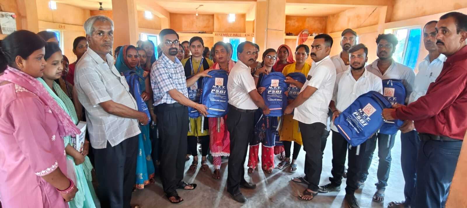 Madhubani News : एनटीटी प्रशिक्षुओं को मिला कोर्स किट
