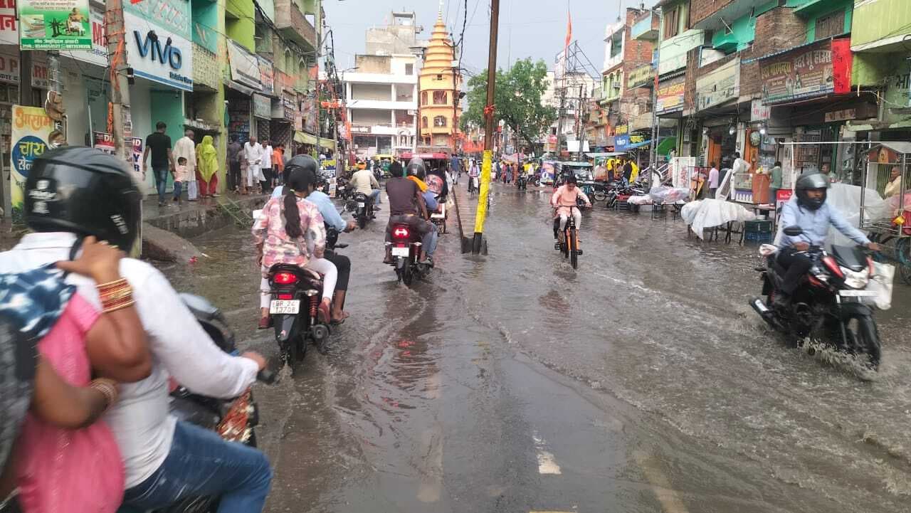 Kaimur News : झमाझम बारिश से शहर में जलजमाव, धराशायी हुए पेड़-पौधे