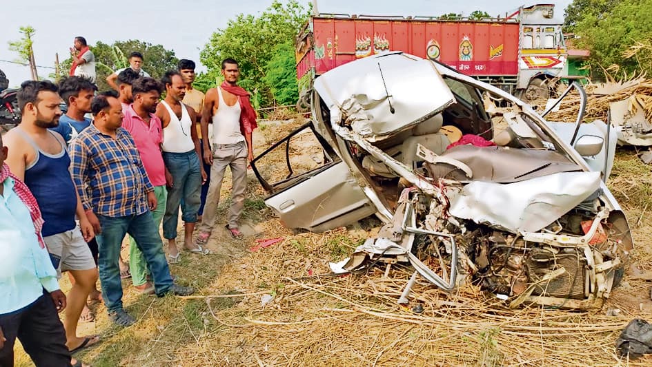 Gopalganj News  : ट्रक और कार में भिड़ंत, जहानाबाद के चालक और बच्चे की मौत, तीन घायल