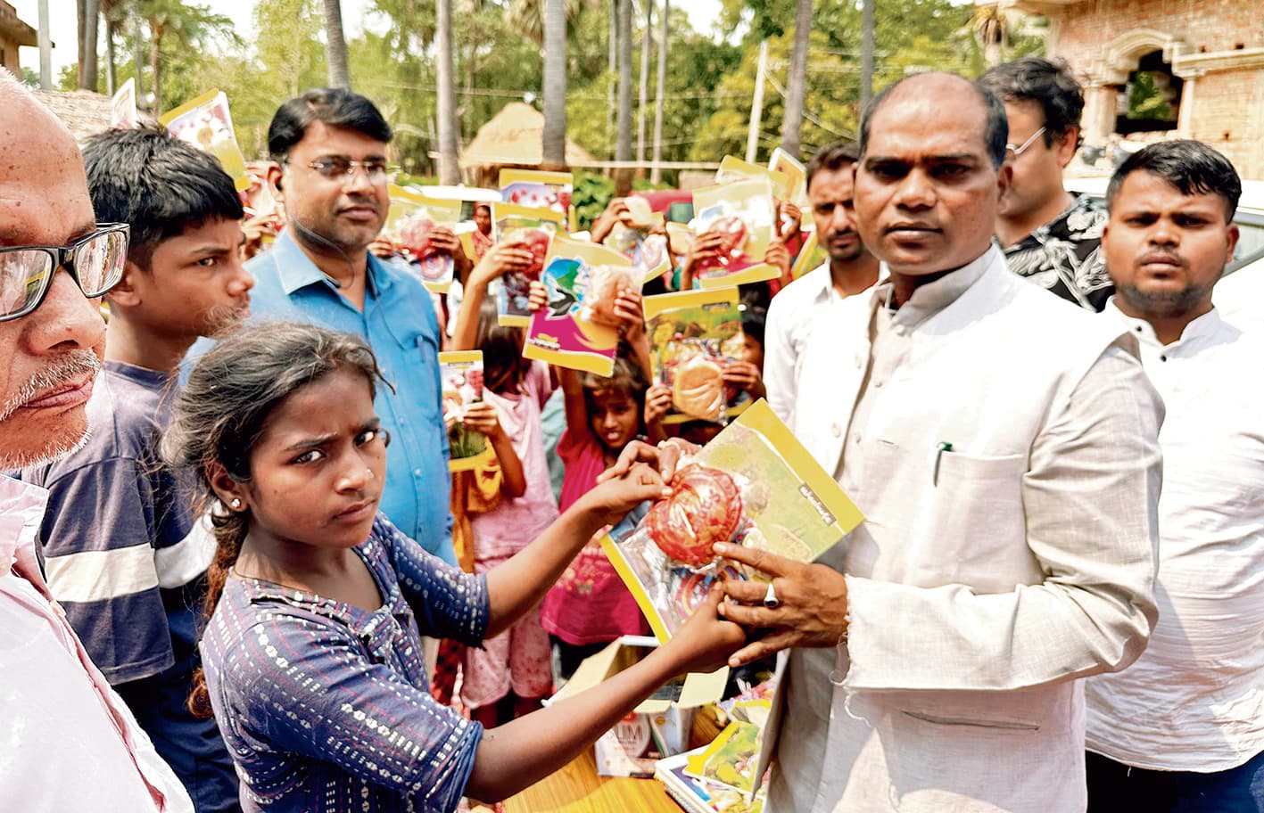 Saran News : दलित बस्ती में कॉपी-कलम व पाठ्य सामग्री का किया गया वितरण