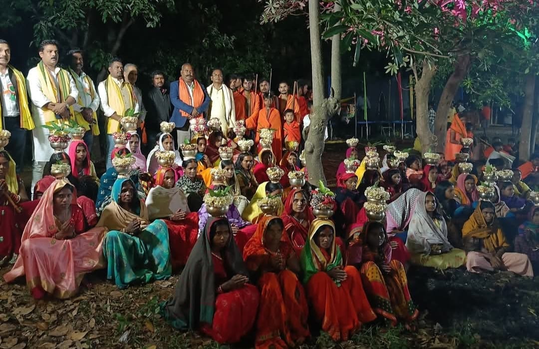 दहकते अंगारों पर चले भोक्ता व सोक्ताइन