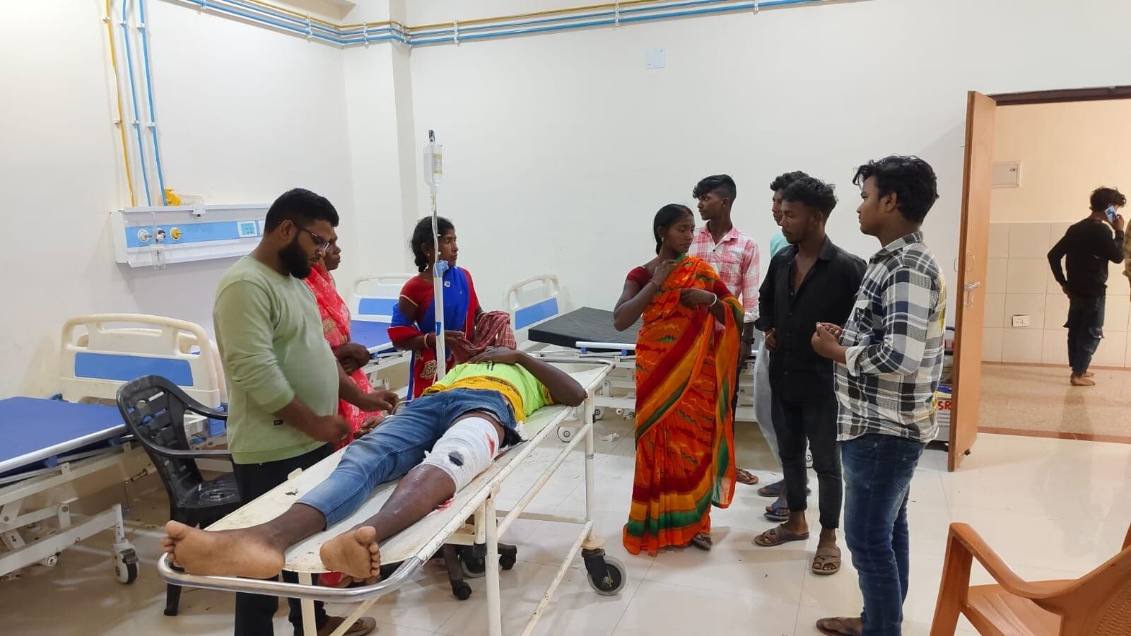 Giridih News: बाइक व वैन में टक्कर, दो घायल