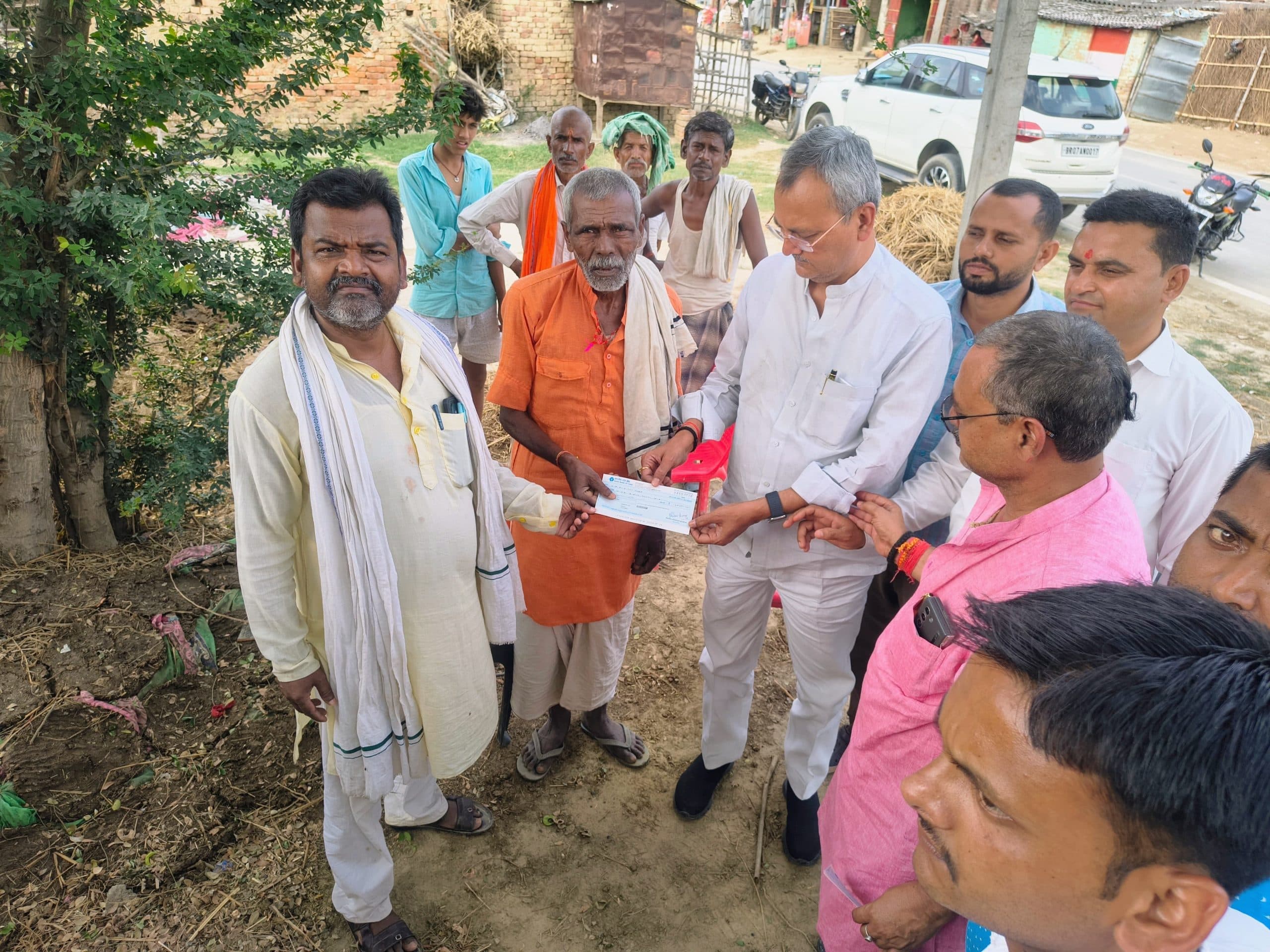 Darbhanga News: आपदा मद से सात अग्नि पीड़ितों को विधायक ने दिया 12-12 हजार का चेक