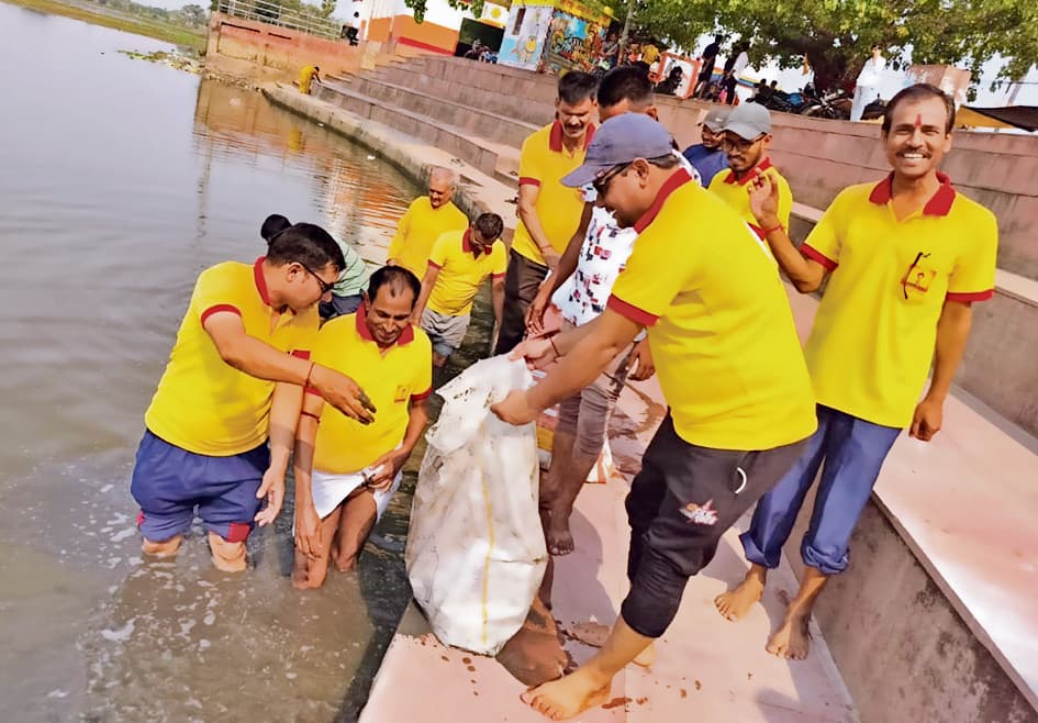 Jehanabad : गायत्री परिवार ने की सूर्य मंदिर तालाब की सफाई