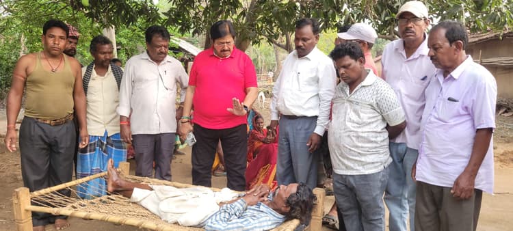 पोस्टमार्टम के बाद युवक का शव गांव पहुंचते ही परिजन हुई मूर्छित, गमगीन हुआ माहौल