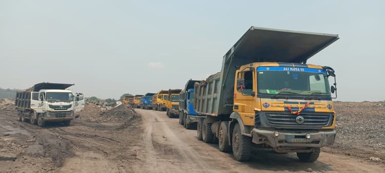 मुआवजे की मांग को लेकर ग्रामीणों ने आउटसोर्सिंग कंपनी का काम रोका