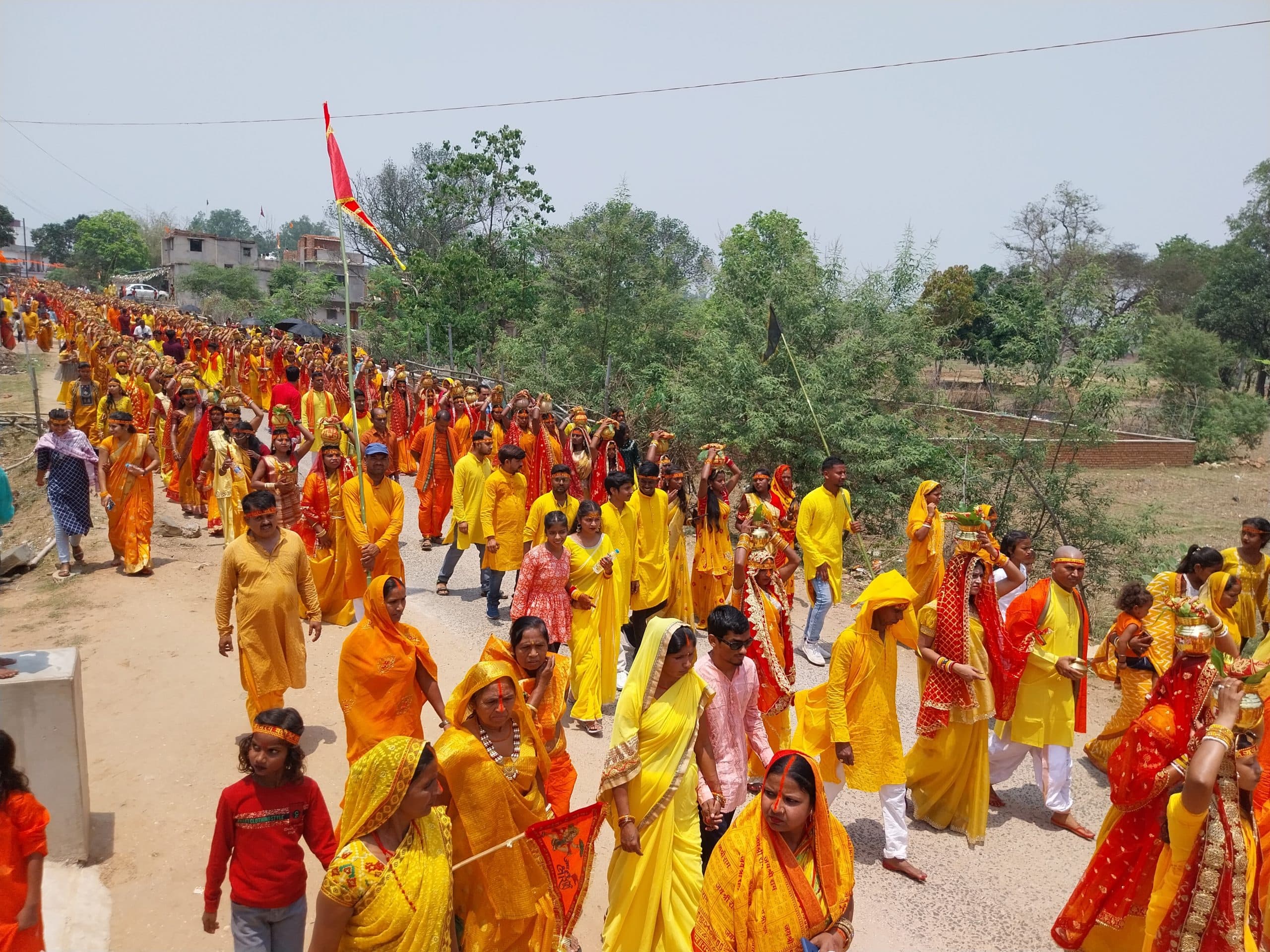 Giridih News :कलश यात्रा के साथ नौ दिवसीय हनुमान प्राण प्रतिष्ठा महायज्ञ शुरू