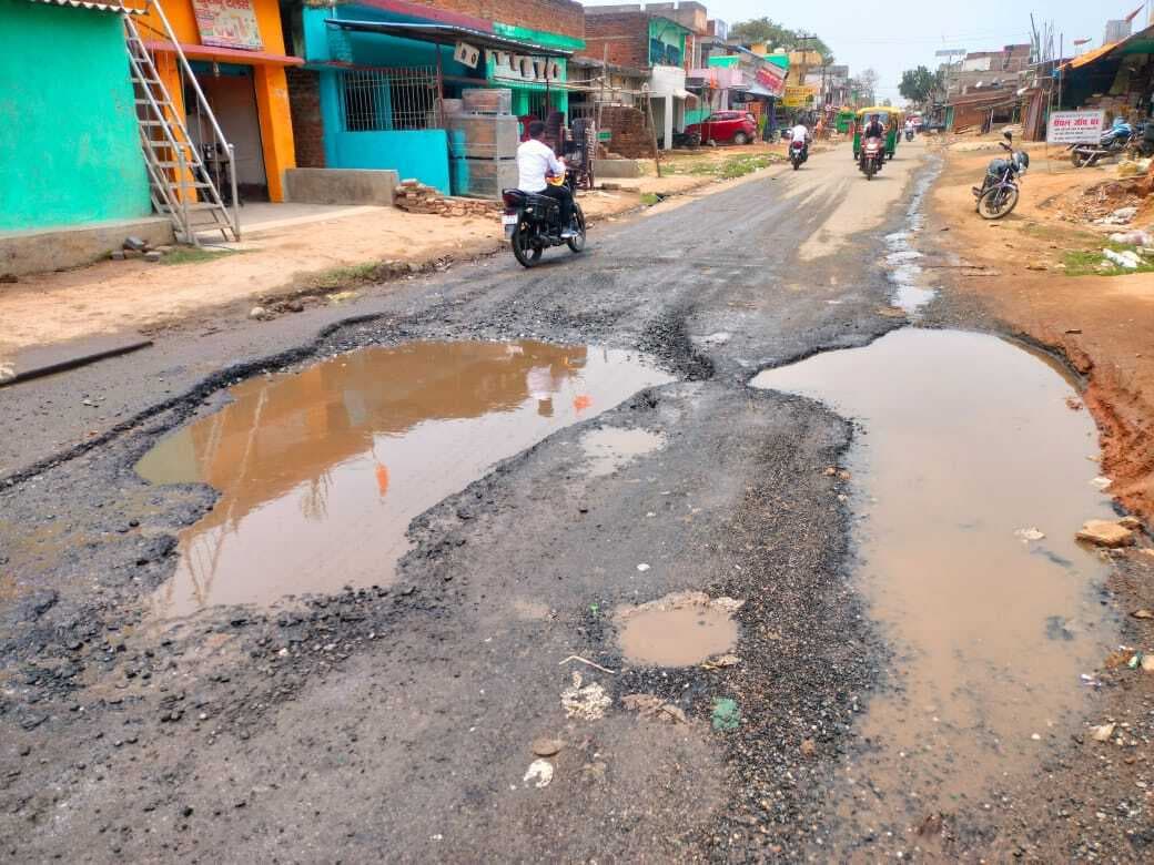 Giridih News :बेंगाबाद-चतरो सड़क जर्जर, मरम्मत की मांग