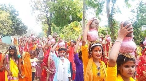 कलश शोभायात्रा में शामिल हुईं कन्या व महिलाएं