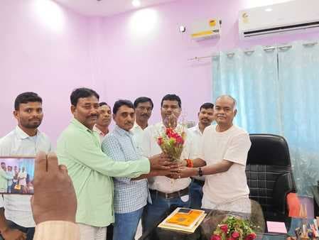 झामुमो नेताओं ने केंद्रीय सचिव से मिलकर सुनायी क्षेत्र की समस्या