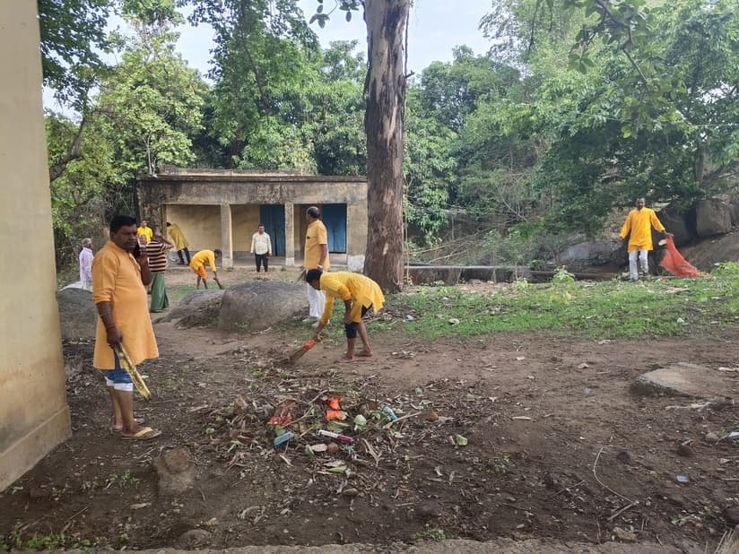 गायत्री परिवार के सदस्यों ने की मंदिर की सफाई