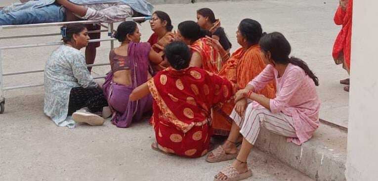 सड़क किनारे बेहोश मिले दो दोस्त, एक की मौत