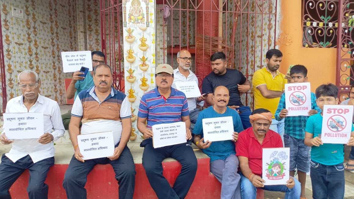 प्रदूषण से मुक्ति के लिए लोगों ने दिया धरना