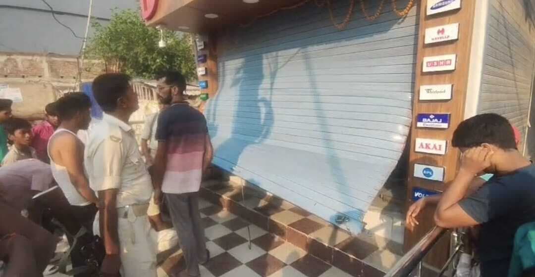 दुकान का शटर उखाड़ 11 लाख का सामान समेट ले गये चोर