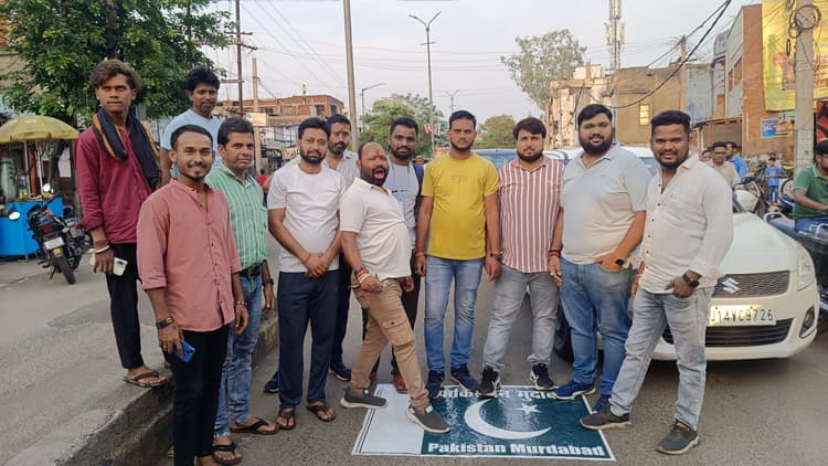 Bokaro News : सड़क पर चिपकाये पाकिस्तान के झंडे