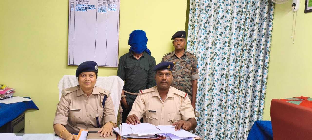 Dhanbad News : जगजीवन नगर में चोरी मामले का पुलिस ने किया उद्भेदन, चोरी के सामान के साथ एक गिरफ्तार