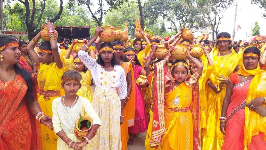 Dhanbad News: बागसुमा में निकली भव्य कलश यात्रा