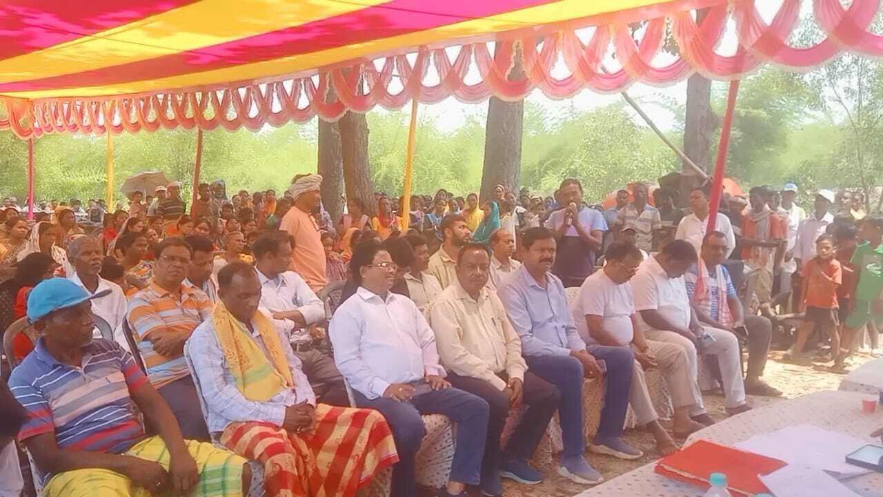 East Singhbhum news : धालभूमगढ़ एयरपोर्ट : देवशोल व रुआशोल के ग्रामीण सहमत नहीं, एसडीओ बोले- 230 एकड़ वनभूमि पर प्रस्ताव बनायेंगे