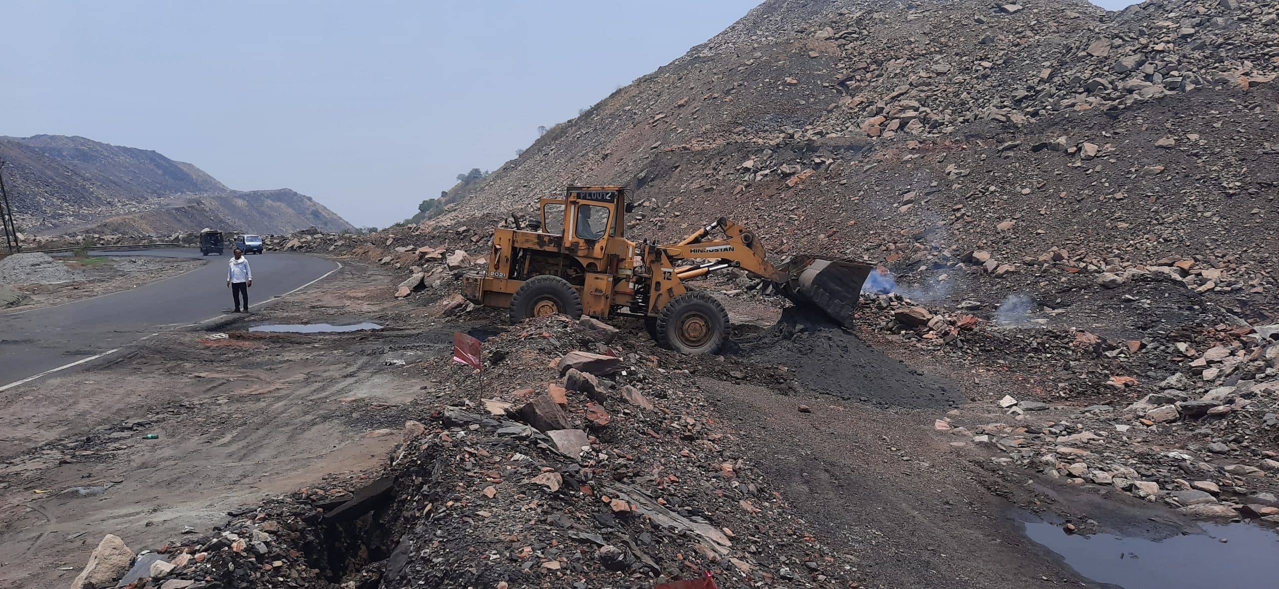 Dhanbad News: प्रबंधन ने बांसजोड़ा में बने गोफ की करायी भरायी