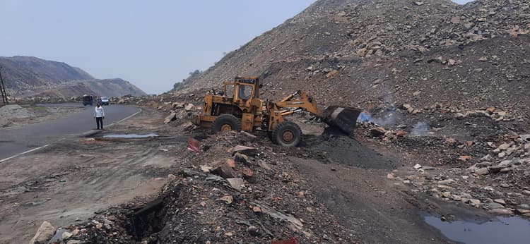 Dhanbad News: प्रबंधन ने बांसजोड़ा में बने गोफ की करायी भरायी