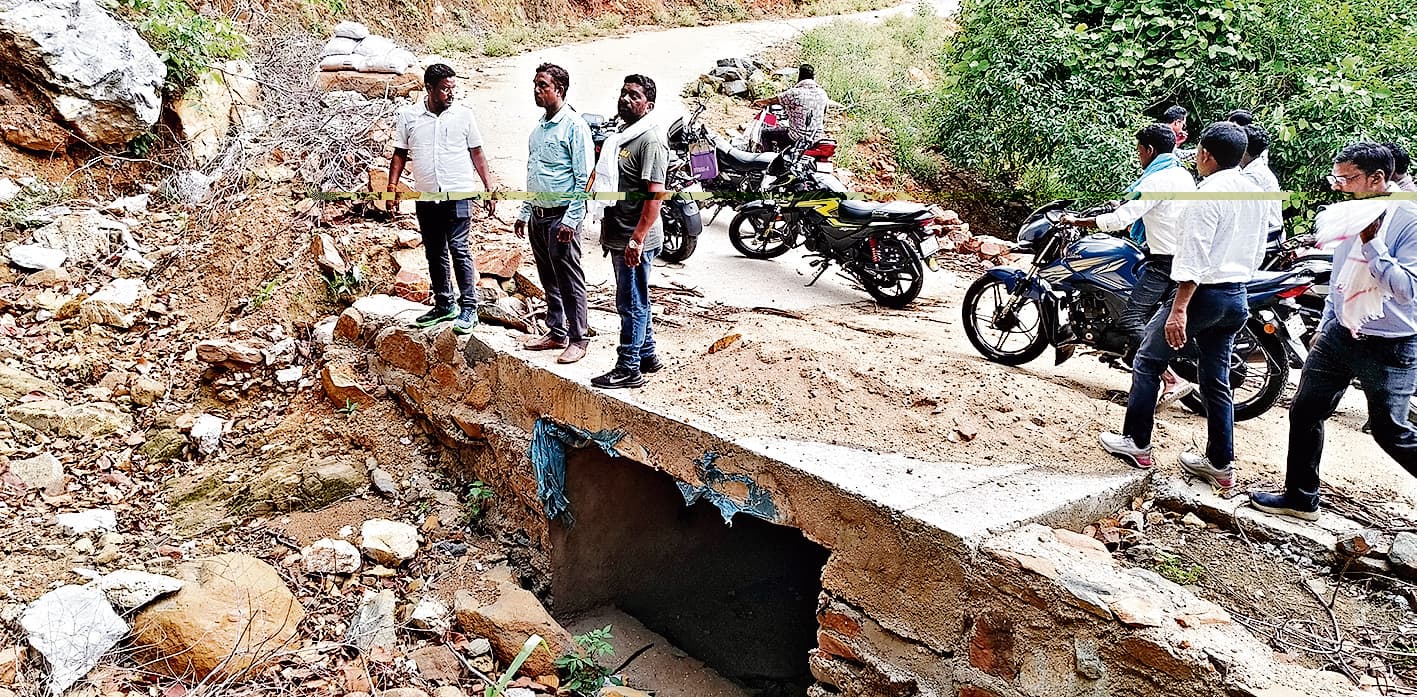 seraikela kharsawan news: सड़क निर्माण में गड़बड़ियां देख भड़के विधायक, अभियंता को लगायी फटकार