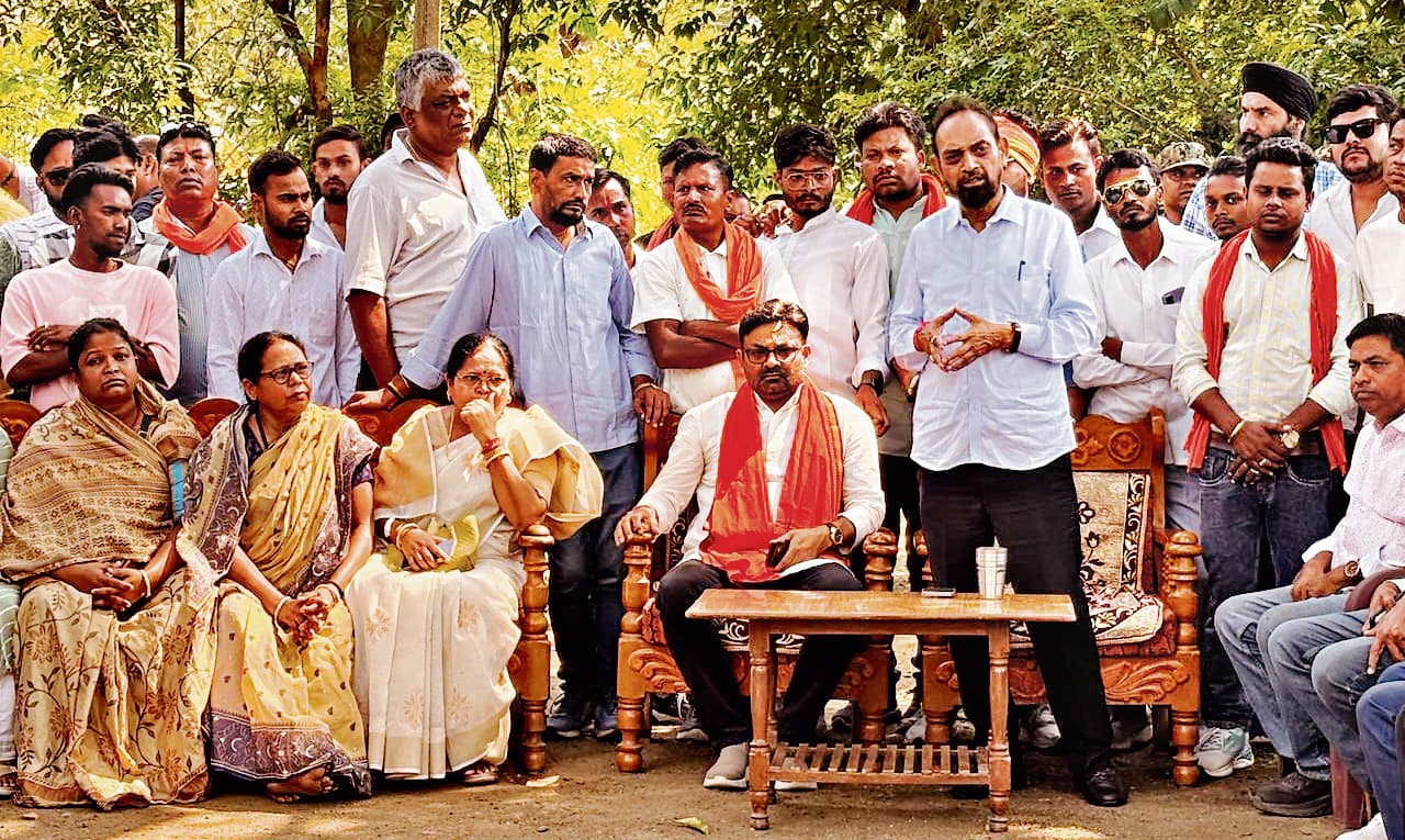 seraikela kharsawan news: निर्दोष ग्रामीणों को फंसा रही पुलिस, प्रशासन चेत जाये, वरना आंदोलन होगा : सांसद