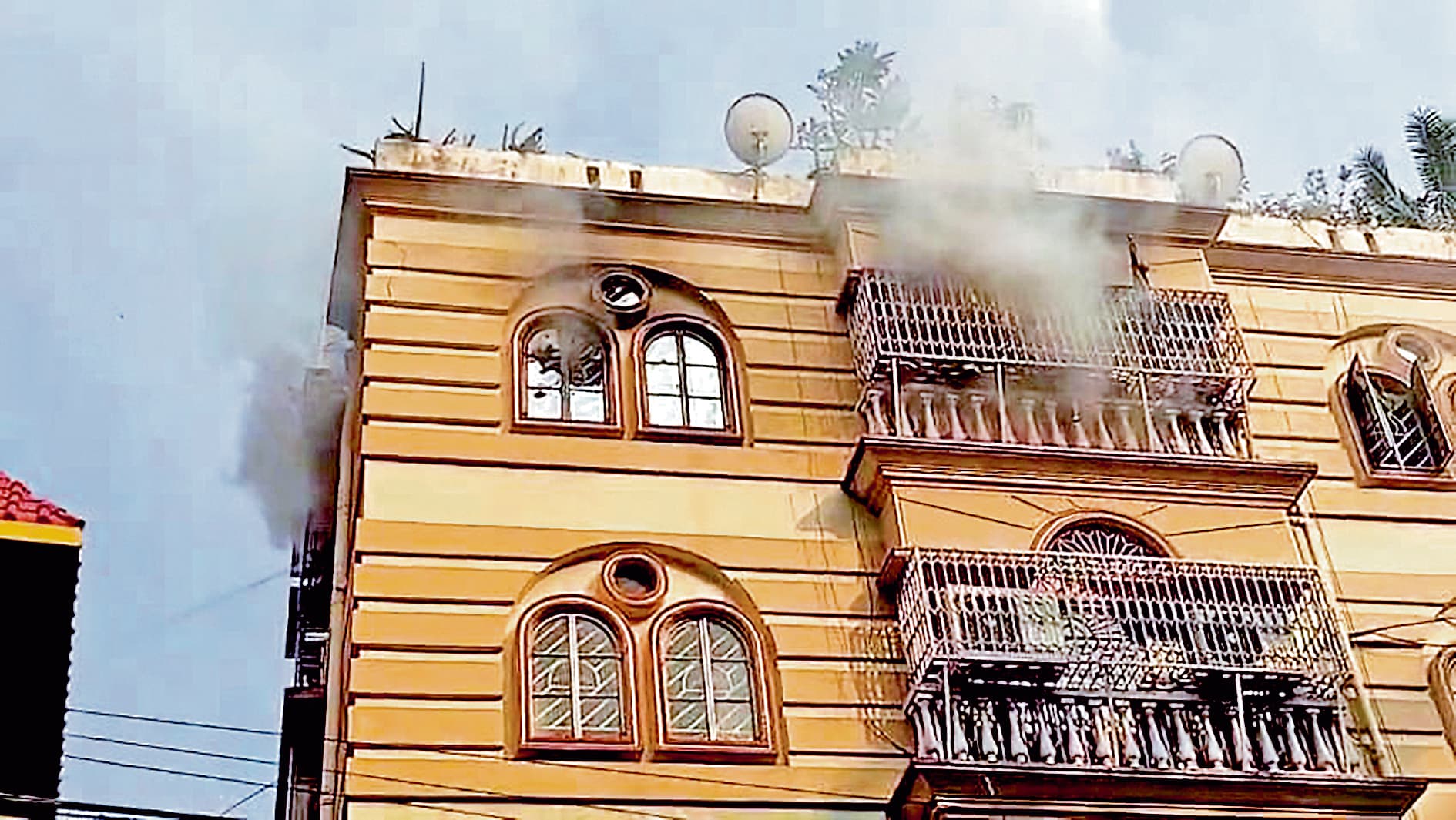 बेहला में अपार्टमेंट की ऊपरी मंजिल पर लगी आग से मची अफरातफरी