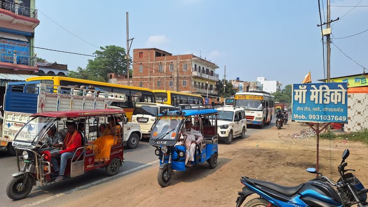 सोमवार को थावे बस स्टैंड पर लगा रहा महाजाम, मची अफरातरफरी