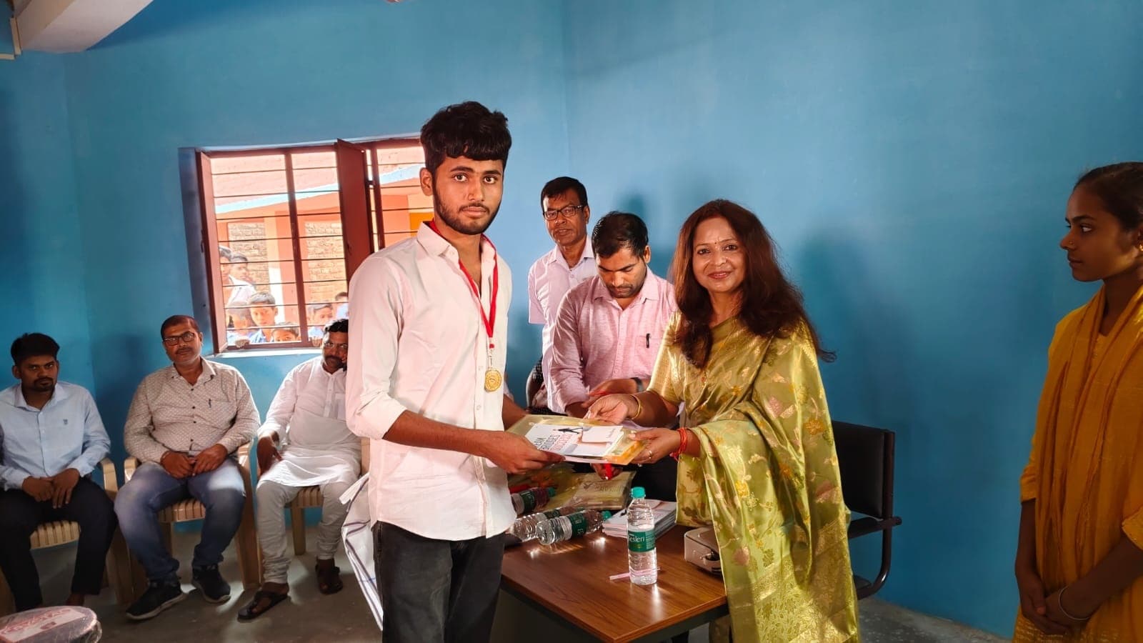 Motihari: विधायक ने मैट्रिक व इंटर के सफल छात्रों को किया सम्मानित