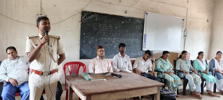 इंटरनेट एवं डिजिटल साधनों के इस्तेमाल में रहें सावधान