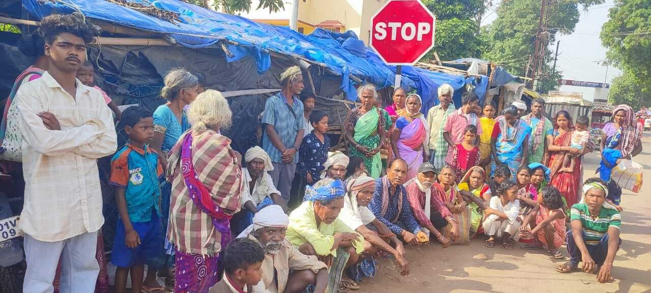 आधार कार्ड बनाने के लिए कई गांवों से रनिया पहुंचे लोग