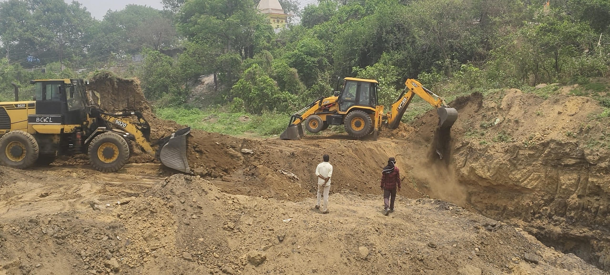 Dhanbad News : सिनीडीह में अवैध मुहानों की भराई की गयी