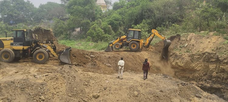 Dhanbad News : सिनीडीह में अवैध मुहानों की भराई की गयी