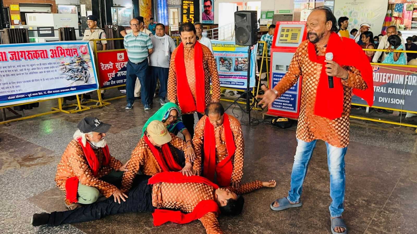 नुक्कड़ नाटक : रेल फाटक जबरन पार करना जानलेवा