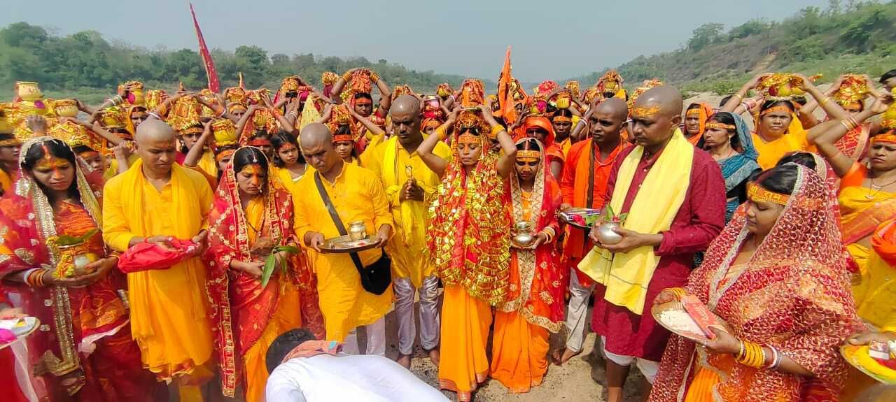 Dhanbad News : कंचनपुर में हनुमत महायज्ञ को लेकर निकली कलश यात्रा