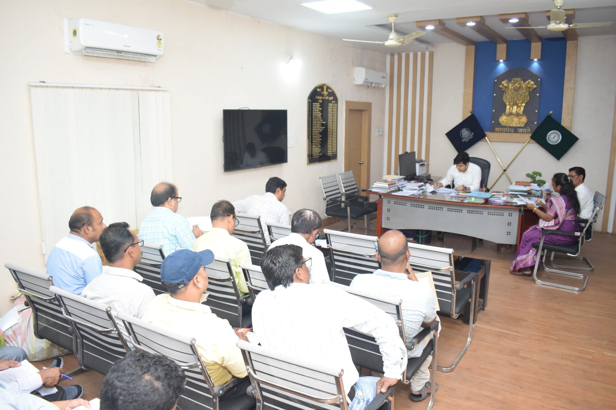 सांसद एवं विधायक निधि की योजनाएं समय पर पूरा करें: डीसी