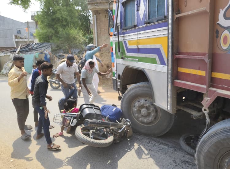 ट्रक की चपेट में आने से बाइक सवार पति-पत्नी घायल