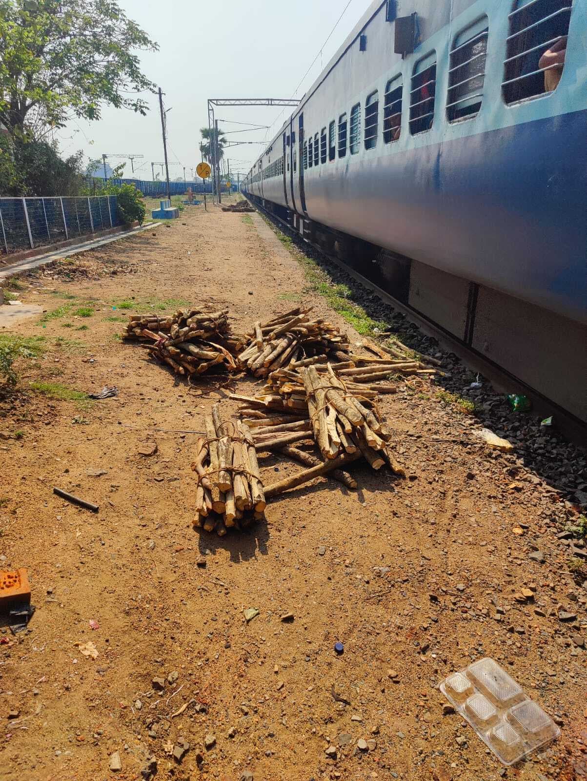 आसनसोल-वाराणसी पैसेंजर से लकड़ी जब्त