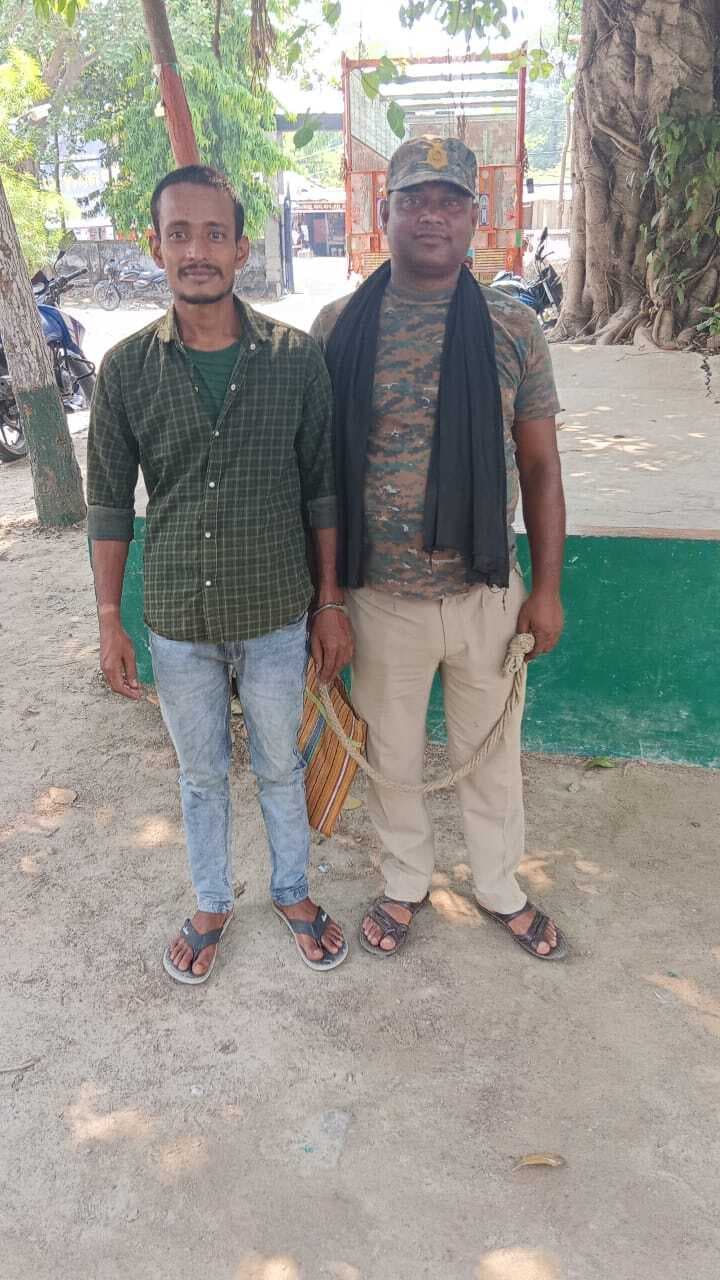 दस लीटर देसी शराब के संग युवक गिरफ्तार, भेजा जेल