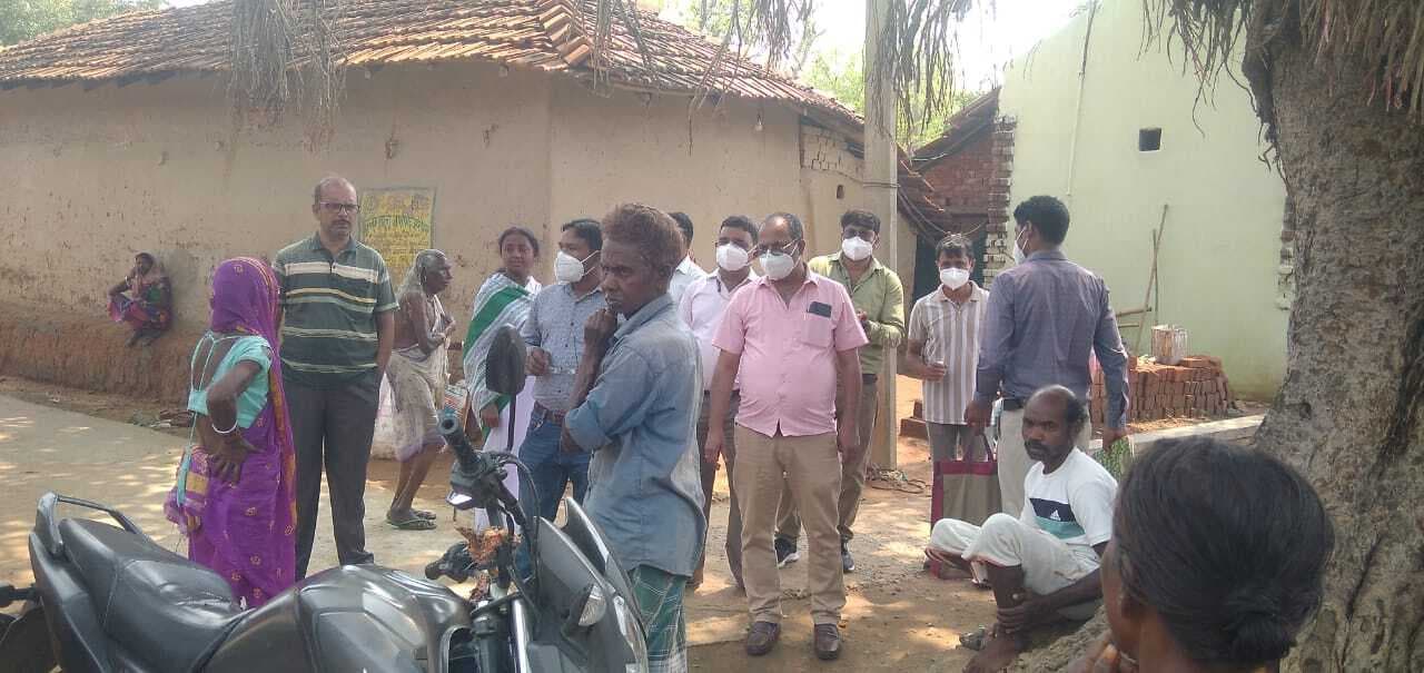 Dhanbad News : मेडिकल टीम पहुंची मल्लिकडीह, चिकन पॉक्स प्रभावितों का लिया जायजा