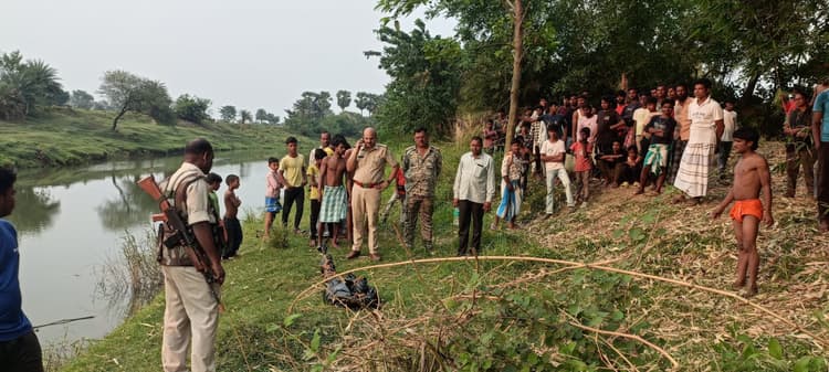 तोड़ाई नदी से अज्ञात युवक का शव बरामद, जांच में जुटी पुलिस