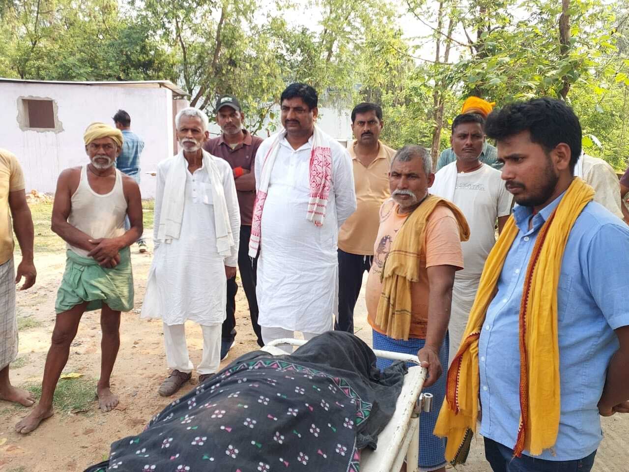 ट्रांसफाॅर्मर के पास से गुजर रहे युवक को लगा करंट,  मौत