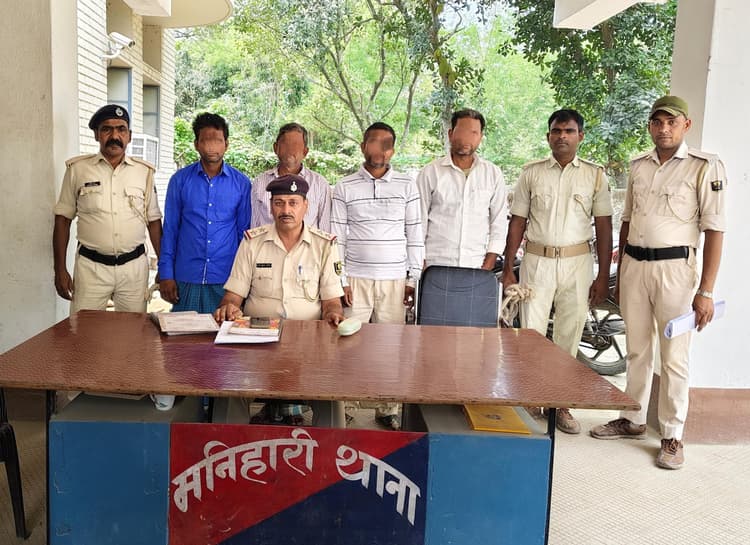 मनिहारी पुलिस ने चार वारंटी को किया गिरफ्तार